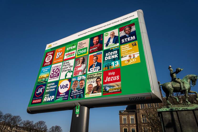 Bord met verkiezingsposters