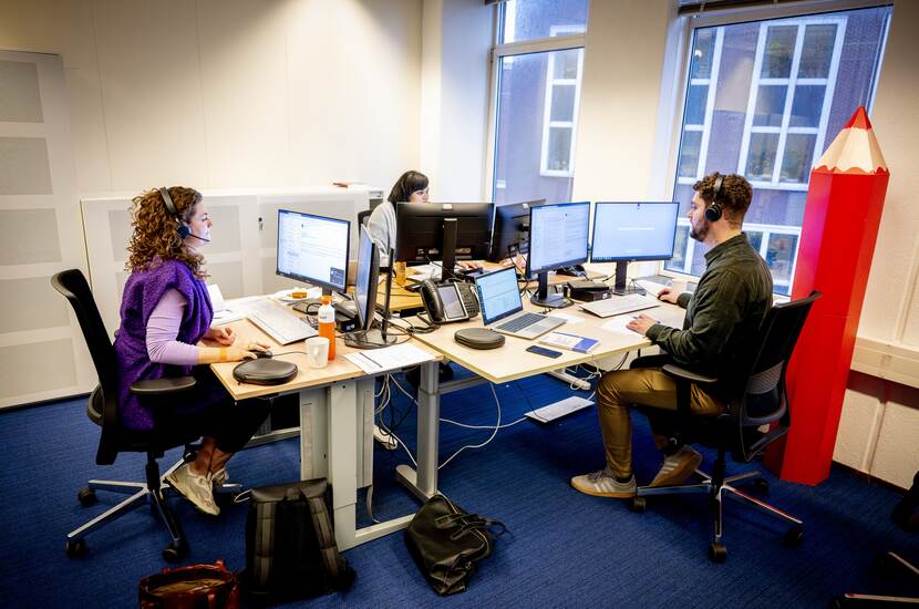 Medewerkers van het Informatiepunt Verkiezingen beantwoorden vragen per mail en aan de telefoon