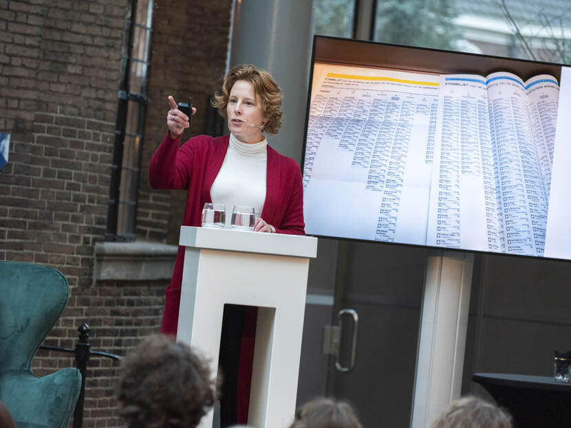 Carla Hoetink verzorgt de historische inleiding op het onderwerp kiesstelsels