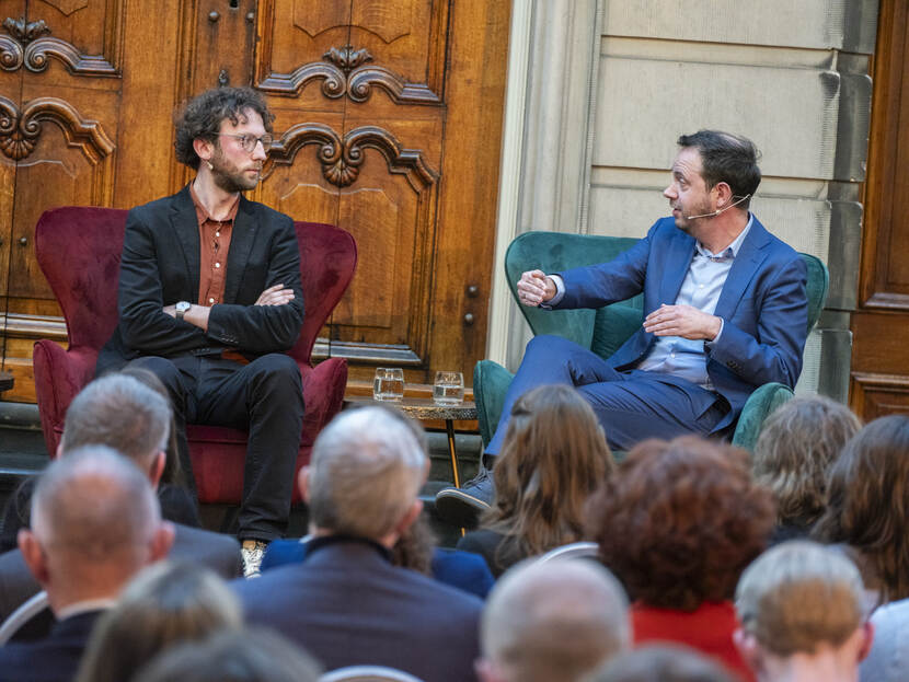 Leon Trapman en Tom van der Meer bediscussiëren het Wetsvoorstel Met één stem meer keus