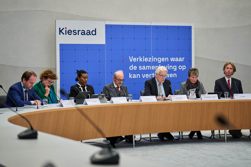 Kiesraad bijeen in openbare zitting uitslagvaststelling Tweede Kamerverkiezing 2023