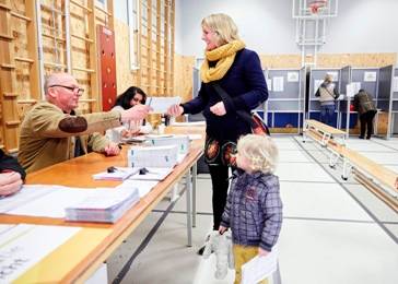 Foto Vrouw en kindje in stemlokaal