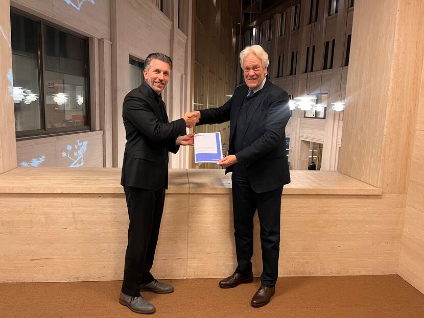 Wim Kuijken, voorzitter Kiesraad, biedt het advies Sneller naar de stembus bij tussentijdse verkiezingen aan aan minister Frank Rijkaard van Binnenlandse Zaken en Koninkrijksrelaties