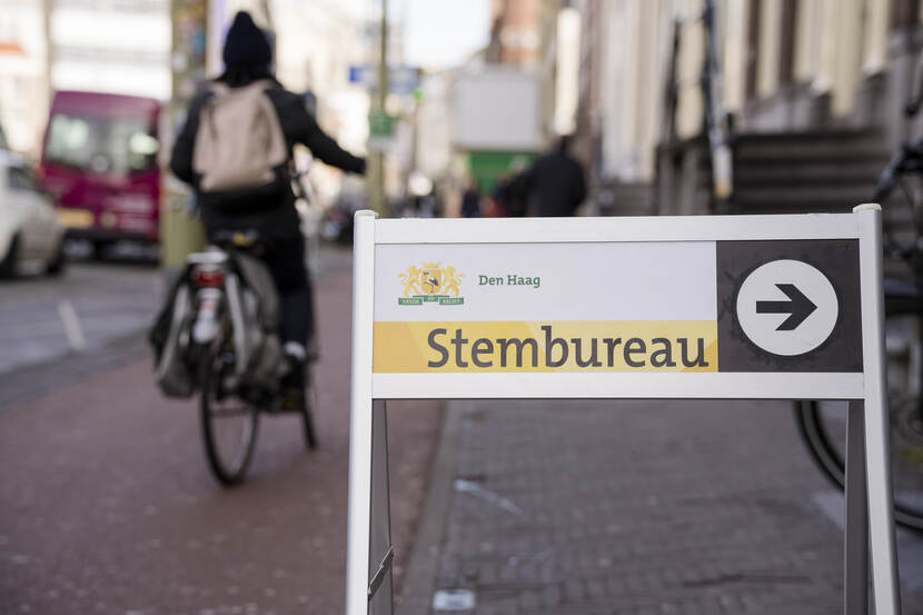 Bordje met tekst Stembureau