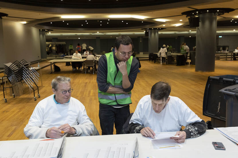 Stembureauleden vullen getelde stemmen in op formulier