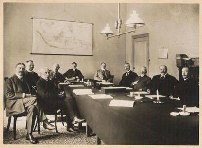historische foto vergadering leden Kiesraad
