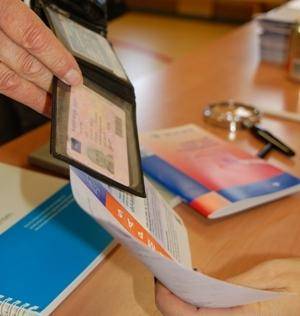 foto Kiezer legitimieert zich in stembureau